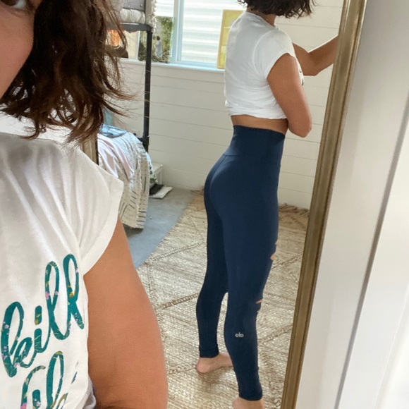 Alo Yoga Ripped Warrior Legging - Picture 4 of 4